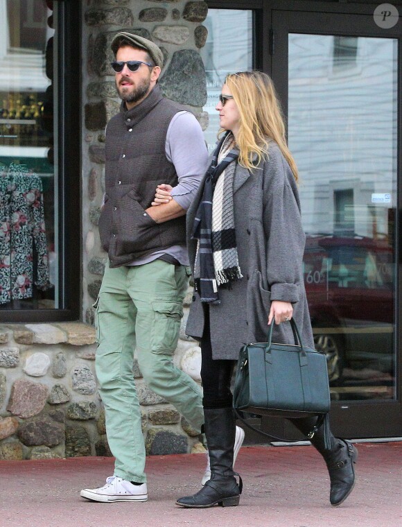 Exclusif - Prix Spécial - No web - No blog - Ryan Reynolds se promène avec sa femme Blake Lively, enceinte, dans les rues de New York, le 1er octobre 2014.