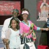 Bobby Brown, Whitney Houston et leur fille Bobbi Kristina lors de l'avant-première du film The Princess Diaries 2 : Royal Engagement au AMC Downtown Disney de Anaheim, le 7 août 2004