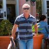 Mel Gibson, qui porte deux grosses tâches sur son tee-shirt, et Gerard Butler ont déjeuné ensemble au restaurant Coogie à Malibu. Le 15 août 2014  