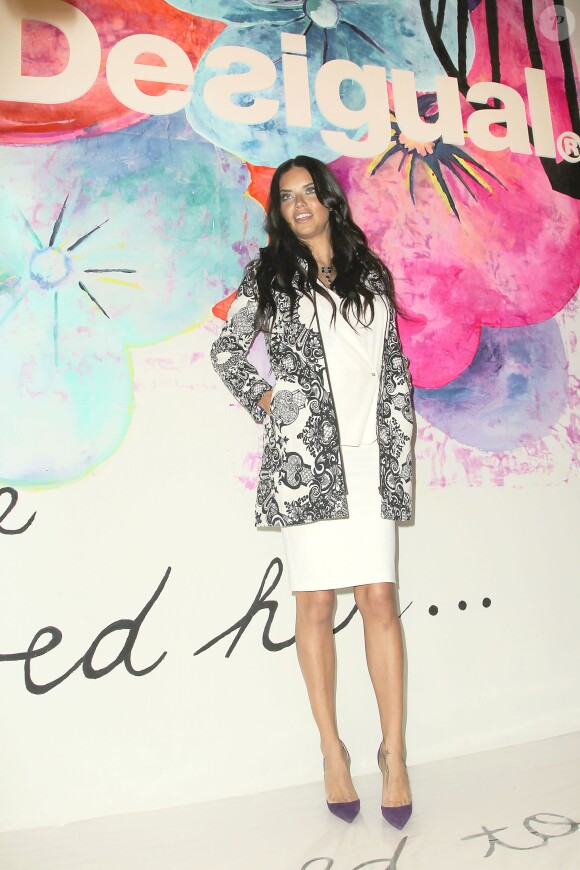 Adriana Lima assiste au défilé Desigual automne-hiver 2015-2016 au Lincoln Center. New York, le 12 février 2015.