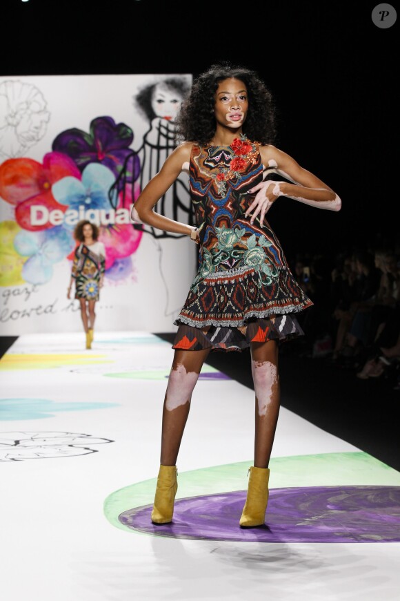 Winnie Harlow défile lors de la présentation Desigual automne-hiver 2015-2016 au Lincoln Center. New York, le 12 février 2015.