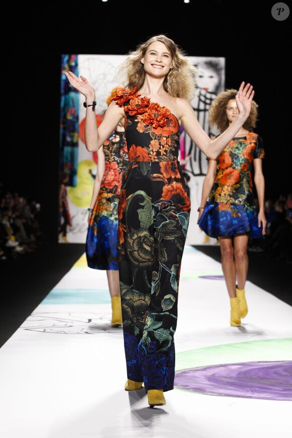 Behati Prisloo défile lors de la présentation Desigual automne-hiver 2015-2016 au Lincoln Center. New York, le 12 février 2015.