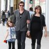 Milla Jovovich enceinte et son mari Paul W.S Anderson font du shopping avec leur fille Ever à Beverly Hills, le 20 décembre 2014. 