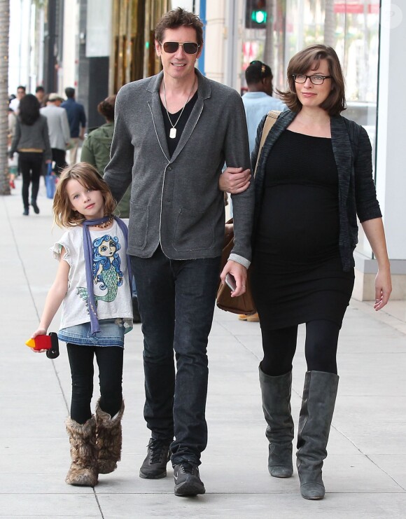 Milla Jovovich enceinte et son mari Paul W.S Anderson font du shopping avec leur fille Ever à Beverly Hills, le 20 décembre 2014. 