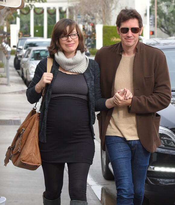 Semi-Exclusif - Milla Jovovich enceinte et son mari Paul W.S Anderson vont déjeuner au restaurant Il Pastaio à Beverly Hills, le 19 décembre 2014.