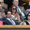 Michelle Dockery et son chéri John Dineen devant Pippa et James Middleton dans les gradins de Wimbledon en juin 2014. Selon les médias britanniques, en février 2015, la star de Downton Abbey et son amoureux se sont fiancés.