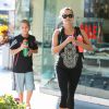 Reese Witherspoon se rend à son cours de gym avec son fils Deacon Phillippe à Los Angeles, le 15 février 2015. 