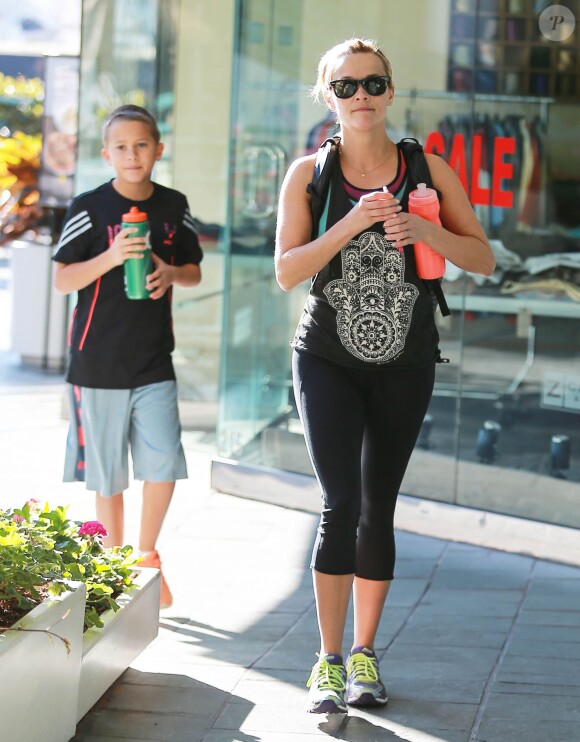 Reese Witherspoon se rend à son cours de gym avec son fils Deacon Phillippe à Los Angeles, le 15 février 2015. 