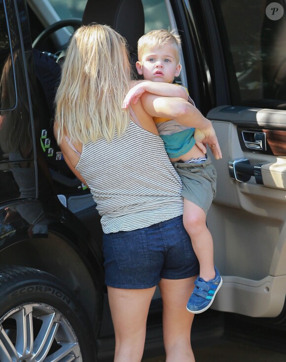 Reese Witherspoon va voir l'avancement des travaux de sa nouvelle maison avec ses enfants : sa fille Ava et ses fils Tennessee et Deacon à Pacific Palisades, le 15 février 2015.  