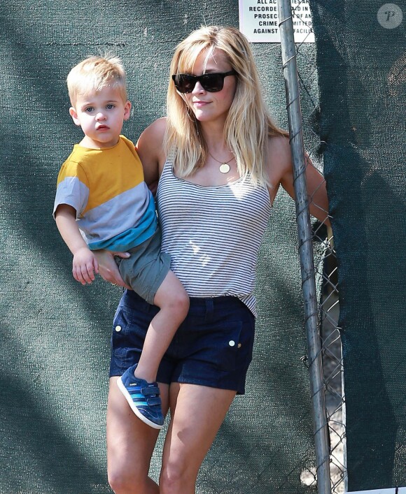 Reese Witherspoon va voir l'avancement des travaux de sa nouvelle maison avec sa fille Ava et ses fils Tennessee et Deacon à Pacific Palisades, le 15 février 2015. 