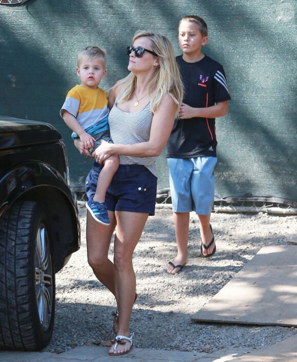 Reese Witherspoon va voir l'avancement des travaux de sa nouvelle maison avec sa fille Ava et ses fils Tennessee et Deacon à Pacific Palisades, le 15 février 2015.  