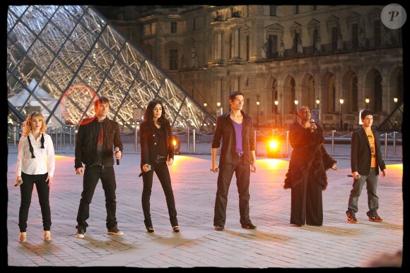 Amélie Piovoso, Christopher Stills, Sofia Essaïdi, Florian Etienne, Dominique Magloire et Mehdi Kerkouche à la Pyramide du Louvre, à Paris, en mars 2009