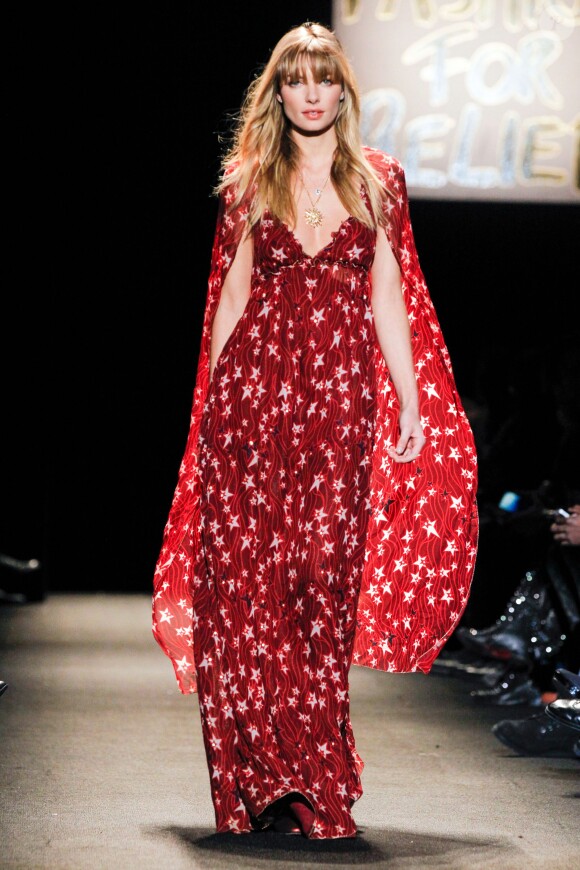 Jessica Hart participe au défilé caritatif Fashion For Relief organisé par Naomi Campbell au Lincoln Center. New York, le 14 février 2015.