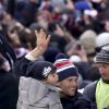 Tom Brady parade avec son fils Benjamin pour célébrer la victoire des Patriots de New England le 4 février 2015 pour marquer la victoire au Super Bowl