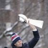 Tom Brady parade avec son fils Benjamin pour célébrer la victoire des Patriots de New England le 4 février 2015 pour marquer la victoire au Super Bowl