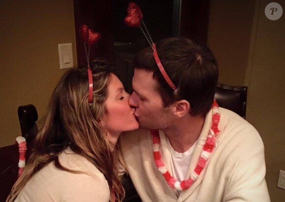 Tom Brady et Gisele Bündchen, amoureux pour la Saint-Valentin, photo publiée sur le compte Facebook de la star des Patrios de New England, le 14 février 2015