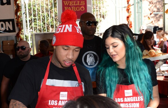 Tyga et Kylie Jenner, serveurs à la Los Angeles Mission pour Thanksgiving. Los Angeles, le 26 novembre 2015.