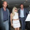 Lady Gaga arrive à l'aéroport de Los Angeles et cache son alliance dans la poche de sa jupe le 17 février 2015. 