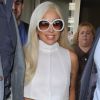 Récemment fiancée avec Taylor Kinney, Lady Gaga arrive à l'aéroport de Los Angeles et cache son alliance dans la poche de sa jupe le 17 février 2015. 