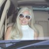La chanteuse Lady Gaga arrive à l'aéroport de Los Angeles et cache son alliance dans la poche de sa jupe le 17 février 2015. 