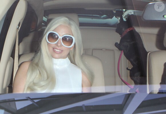 La chanteuse Lady Gaga arrive à l'aéroport de Los Angeles et cache son alliance dans la poche de sa jupe le 17 février 2015. 