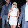Récemment fiancée avec Taylor Kinney, Lady Gaga arrive à l'aéroport de Los Angeles et cache son alliance dans la poche de sa jupe le 17 février 2015.