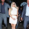 Récemment fiancée avec Taylor Kinney, Lady Gaga arrive à l'aéroport de Los Angeles et cache son alliance dans la poche de sa jupe le 17 février 2015. 