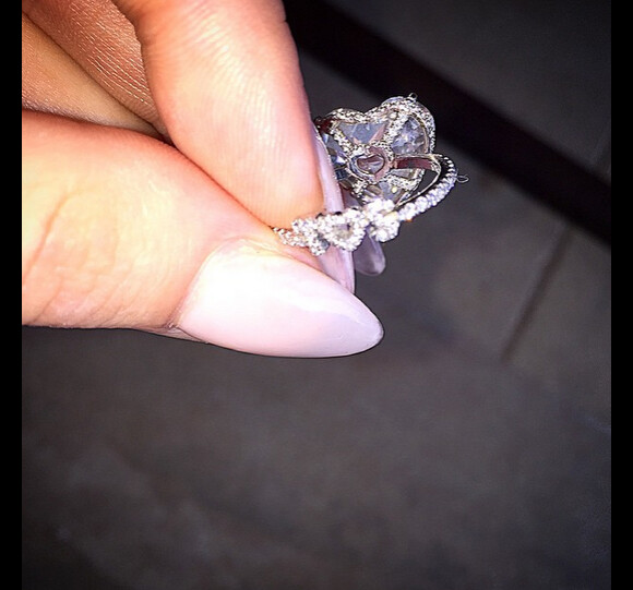 Sur son compte Instagram, Lady Gaga a ajouté une photo de l'envers de sa bague de fiançailles le 19 février 2015