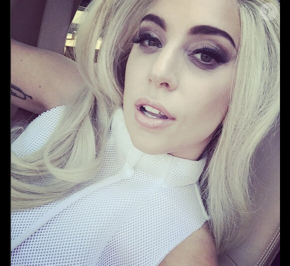 Sur son compte Instagram, Lady Gaga a ajouté un selfie le 18 février 2015