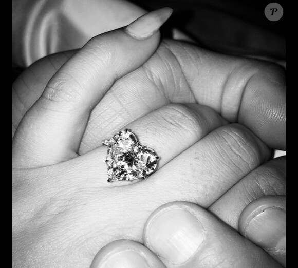 Sur son compte Instagram, Lady Gaga a ajouté une photo de sa bague de fiançailles le 16 février 2015