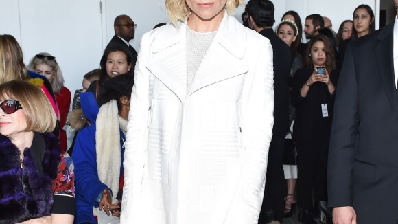 Fashion Week : Sienna Miller, angélique au défilé Calvin Klein