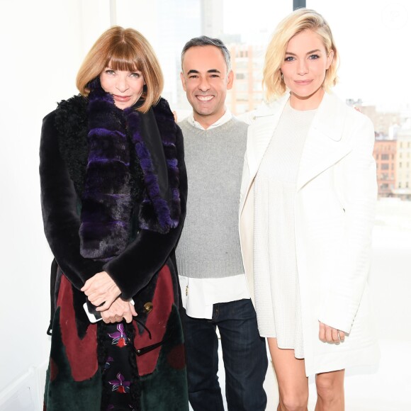 Anna Wintour, Francisco Costa et Sienna Miller dans les coulisses du défilé Calvin Klein automne-hiver 2015-2016 aux Spring Studios. New York, le 19 février 2015.