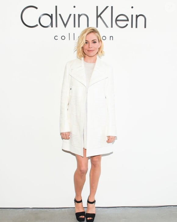Sienna Miller dans les coulisses du défilé Calvin Klein automne-hiver 2015-2016 aux Spring Studios. New York, le 19 février 2015.