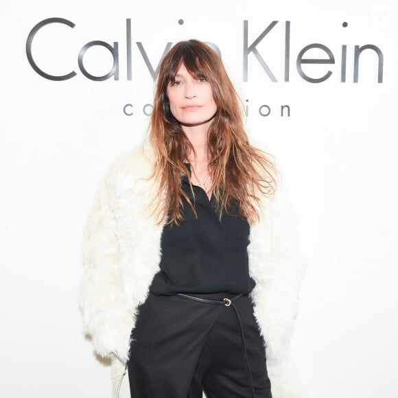 Caroline de Maigret dans les coulisses du défilé Calvin Klein automne-hiver 2015-2016 aux Spring Studios. New York, le 19 février 2015.
