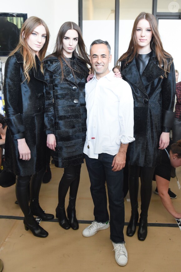 Francisco Costa et ses mannequins dans les coulisses du défilé Calvin Klein automne-hiver 2015-2016 aux Spring Studios. New York, le 19 février 2015.