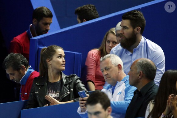 Le handballeur Luka Karabatic et sa compagne Jeny Priez dans les tribunes du tournoi de tennis Open 13 à Marseille, le 19 février 2015.