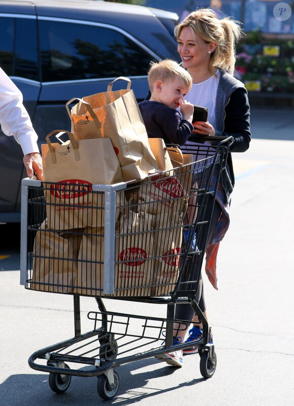 Hilary Duff fait du shopping avec son fils Luca (qui se met les doigts dans le nez devant les photographes!) à Studio City, le 19 février 2015.