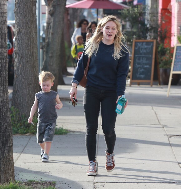 Hilary Duff, son mari Mike Comrie et leur fils Luca dans les rues de Studio City, le 18 février 2015.