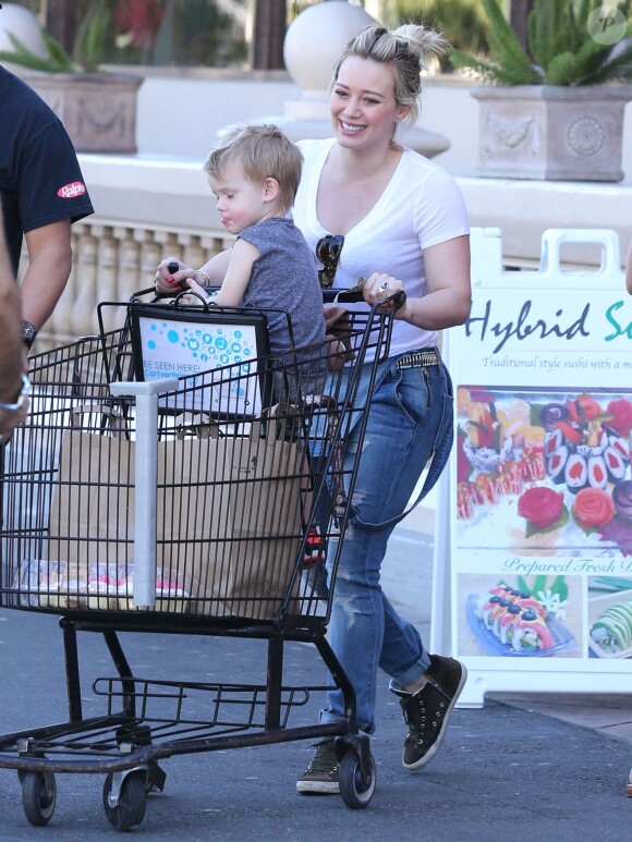 Hilary Duff emmène son fils Luca faire du shopping chez Ralph's le jour de la Saint-Valentin à Beverly Hills, le 14 février 2015.