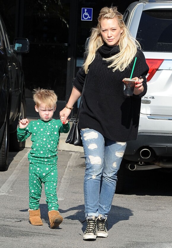 Hilary Duff se promène avec son fils Luca à Los Angeles Le 31 Janvier 2015