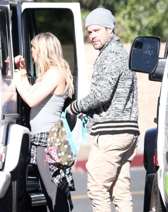 Hilary Duff et son mari Mike Comrie, dont elle est séparée, avec leur fils Luca remontent dans leur voiture à Beverly Hills Los Angeles, le 27 décembre 2014