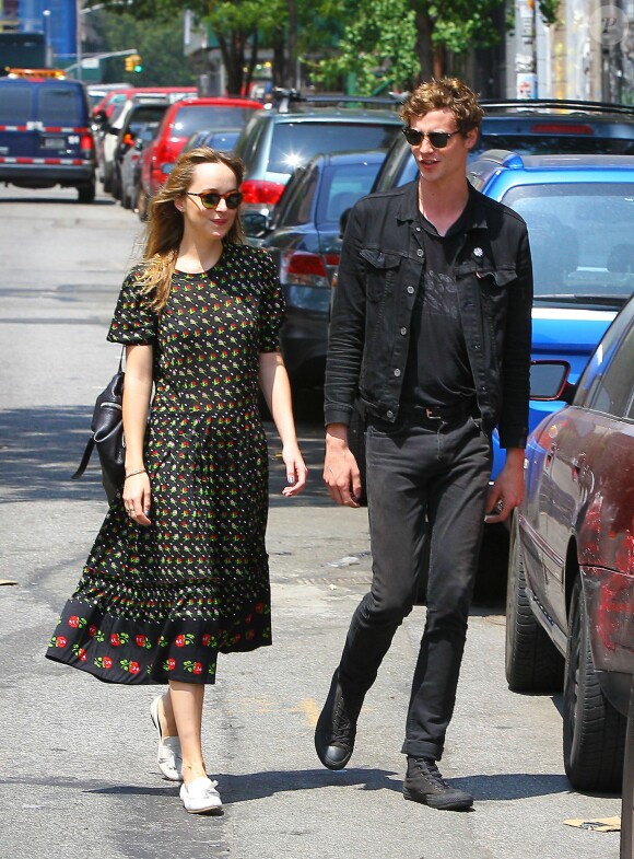 Dakota Johnson et son petit-ami Matt Hitt se promènent à New York, le 24 juillet 2014.