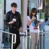 Dakota Johnson et son petit ami Matthew Hitt mangent des yaourts glacés dans les rues de Los Angeles, le 4 novembre 2014