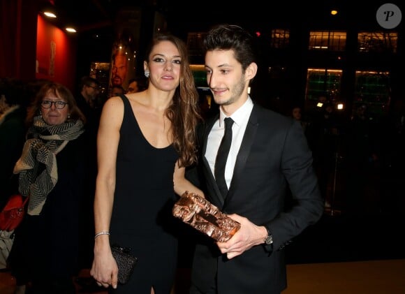 Natasha Andrews (Bijoux Van Cleef) et son compagnon Pierre Niney (César du Meilleur acteur) - Photocall au Fouquet's lors de la 40ème cérémonie des César à Paris, le 20 février 2015.