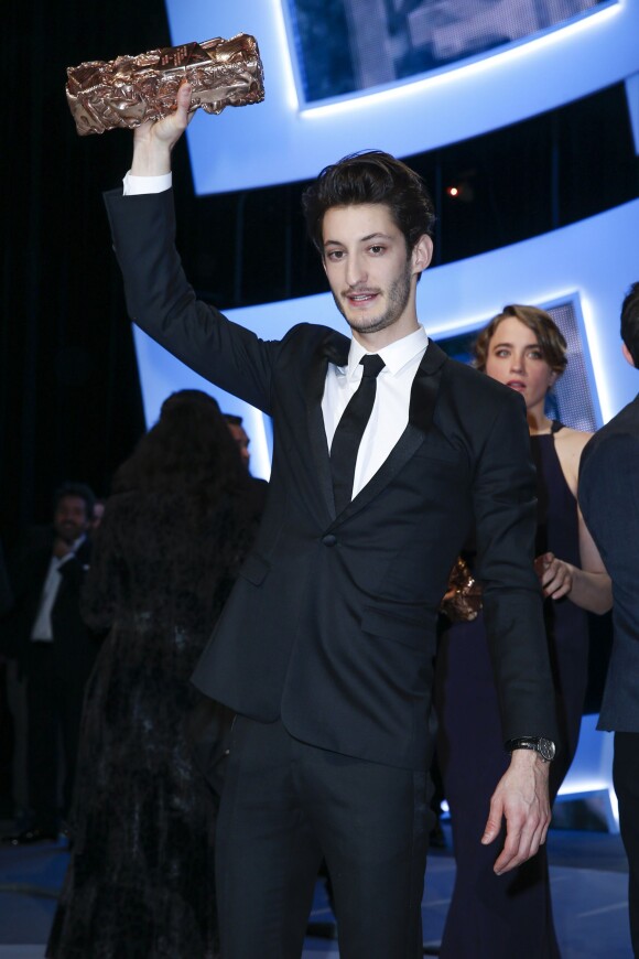 Pierre Niney en Dior, montre Montblanc et chaussures Louboutin (César du meilleur acteur dans Yves Saint Laurent) - 40e cérémonie des César au théâtre du Châtelet à Paris, le 20 février 2015.