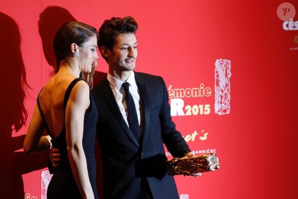 Natasha Andrews et Pierre Niney (César du Meilleur acteur) - Photocall au Fouquet's lors de la 40e cérémonie des César à Paris. Le 20 février 2015