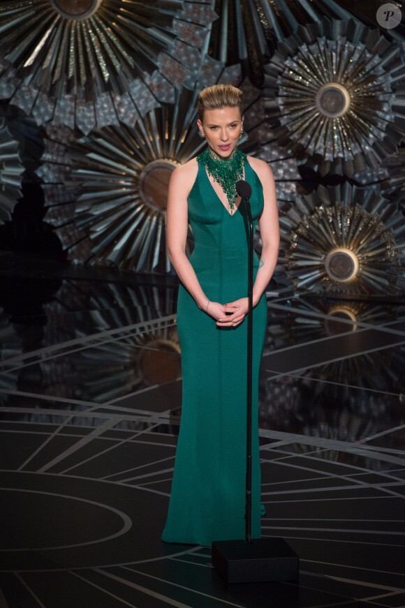 Scarlett Johansson sur scène lors de la 87e cérémonie des Oscars à Los Angeles, le 22 février 2015.
