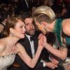 Scarlett Johansson glisse un petit mot à Julianne Moore lors de la 87e cérémonie des Oscars à Los Angeles, le 22 février 2015. 