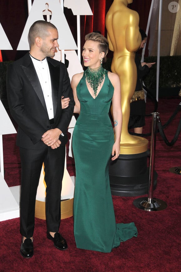 Scarlett Johansson et son époux Romain Dauriac à la 87e cérémonie des Oscars à Hollywood, le 22 février 2015.