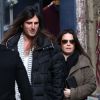 Holly Marie Combs et son compagnon Josh Cocktail se promènent dans le quartier du Marais à Paris, le 24 février 2015.
